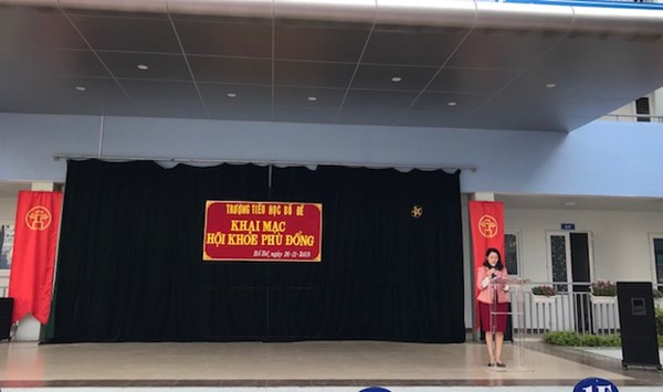 Cô Bùi Thiên Hương- phó HT nhà trường đọc diễn văn khai mạc. 